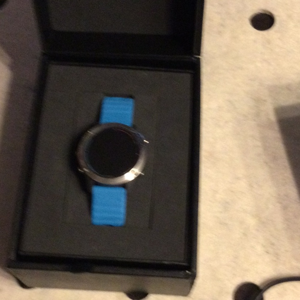 Garmin Silver Smartwatch for Marine Enthusiasts - Picture 2 of 5
